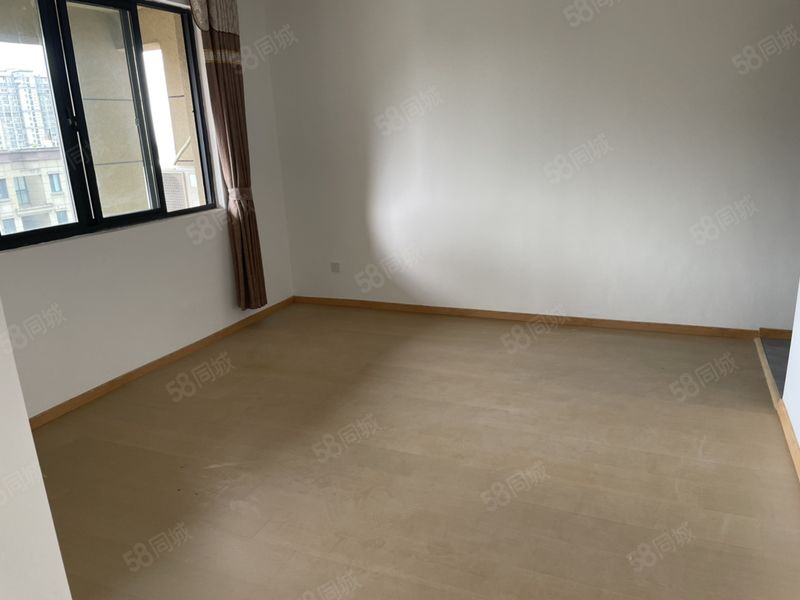 整租 | 吾悦广场旁电梯房，可配齐家电家具，附近有华三小龙狮中
