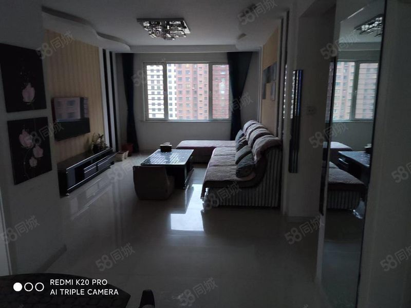 整租 | 电梯楼中间楼层精装修家具，家电齐全，阳面客厅拎包入住
