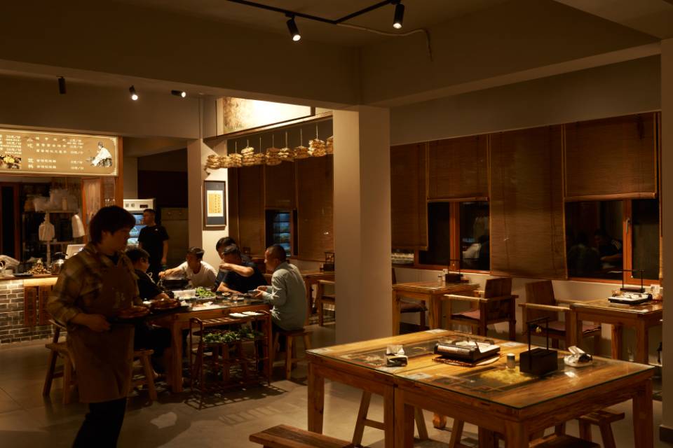 昆明西山区餐饮及棋牌室商铺出租，景区步行街内270平