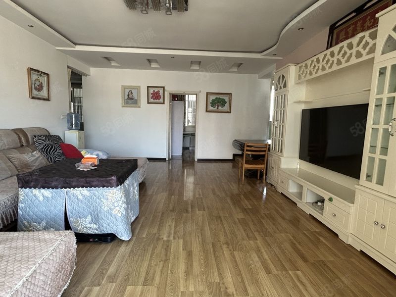 整租 | 香港路电梯大三房 家电家具齐全 可做饭